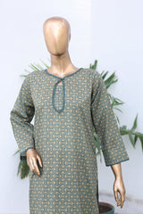 Mannequin wearing a green patterned dress with decorative plates in the background.
