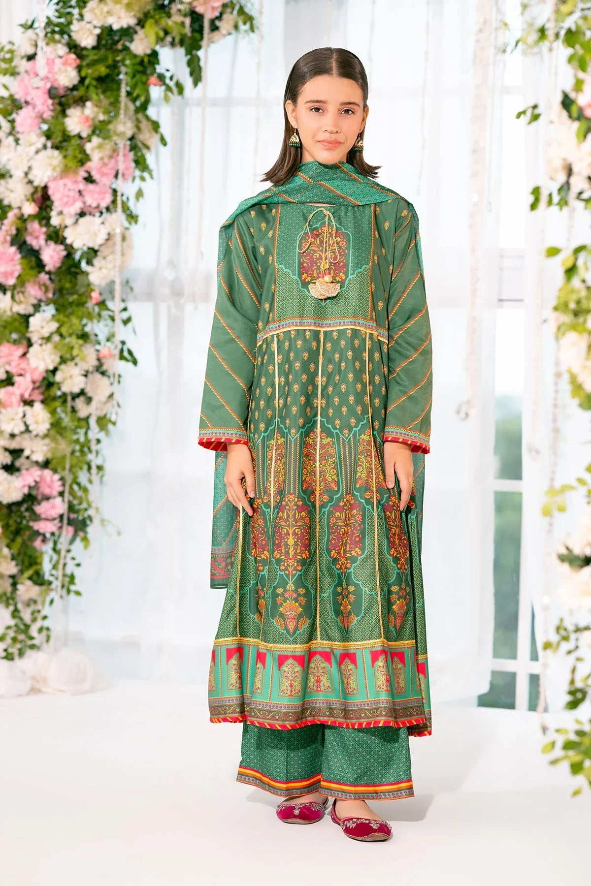 Explore trendy digital printed 3-piece suits for girls in Pakistan. Our vibrant collection of printed dresses