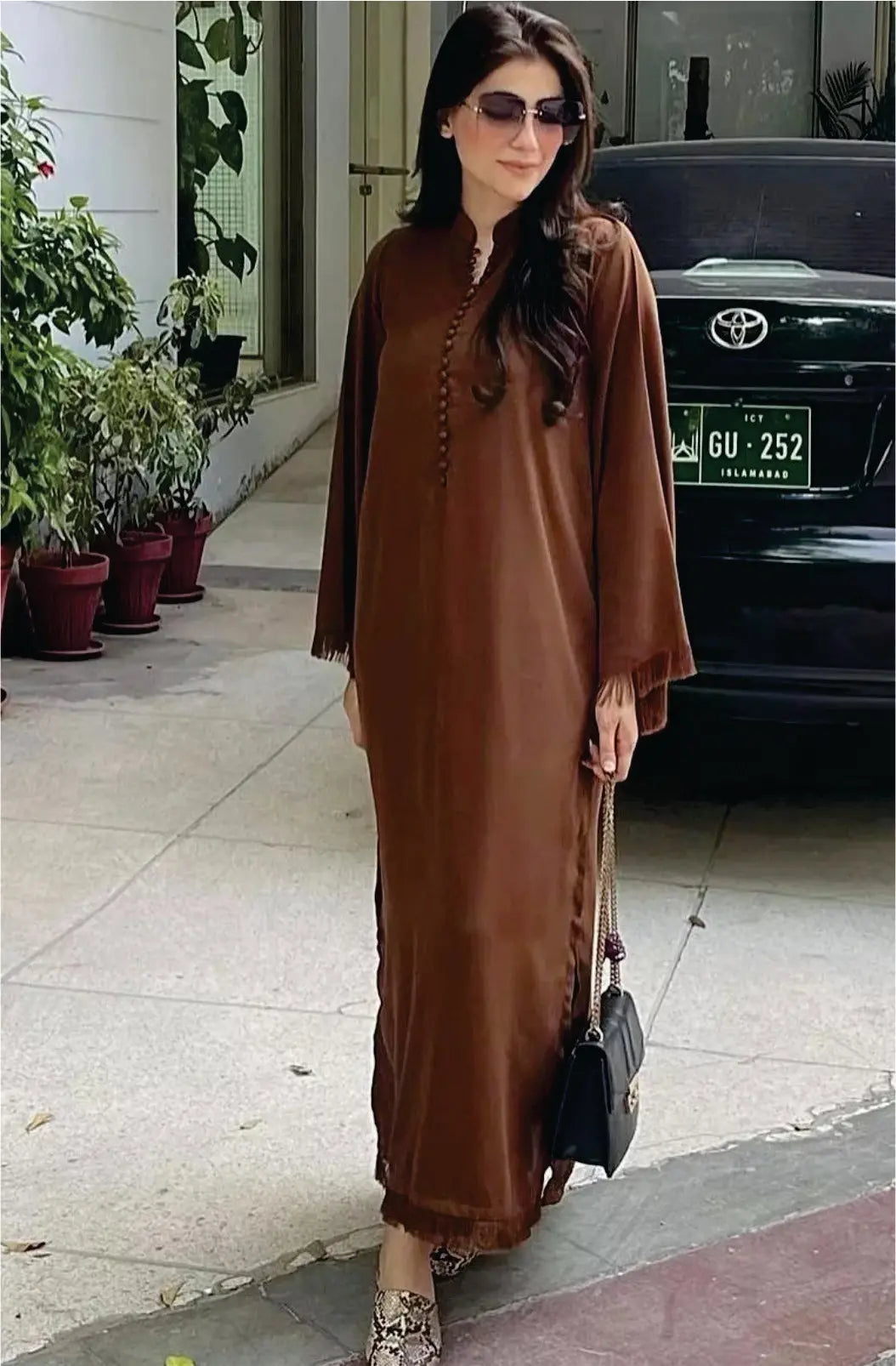 Manahils Stitched Brown Button Set??