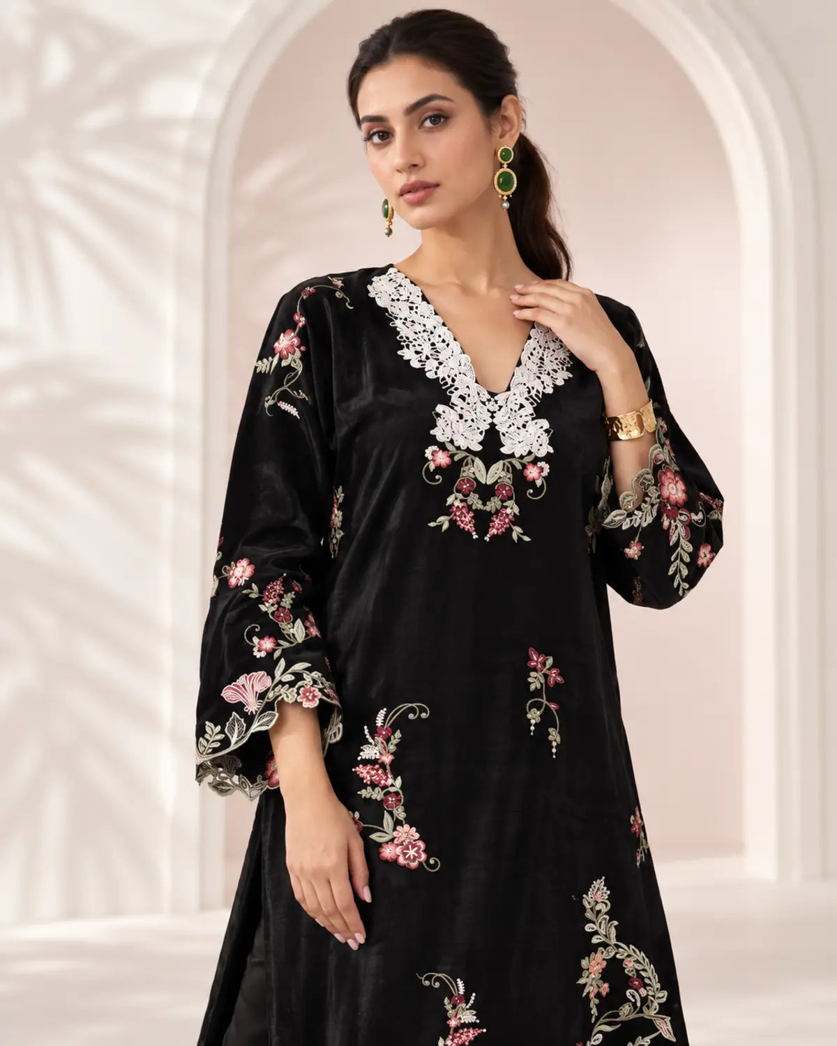 Elodie kaftan – lace neckline and floral embroidery detail